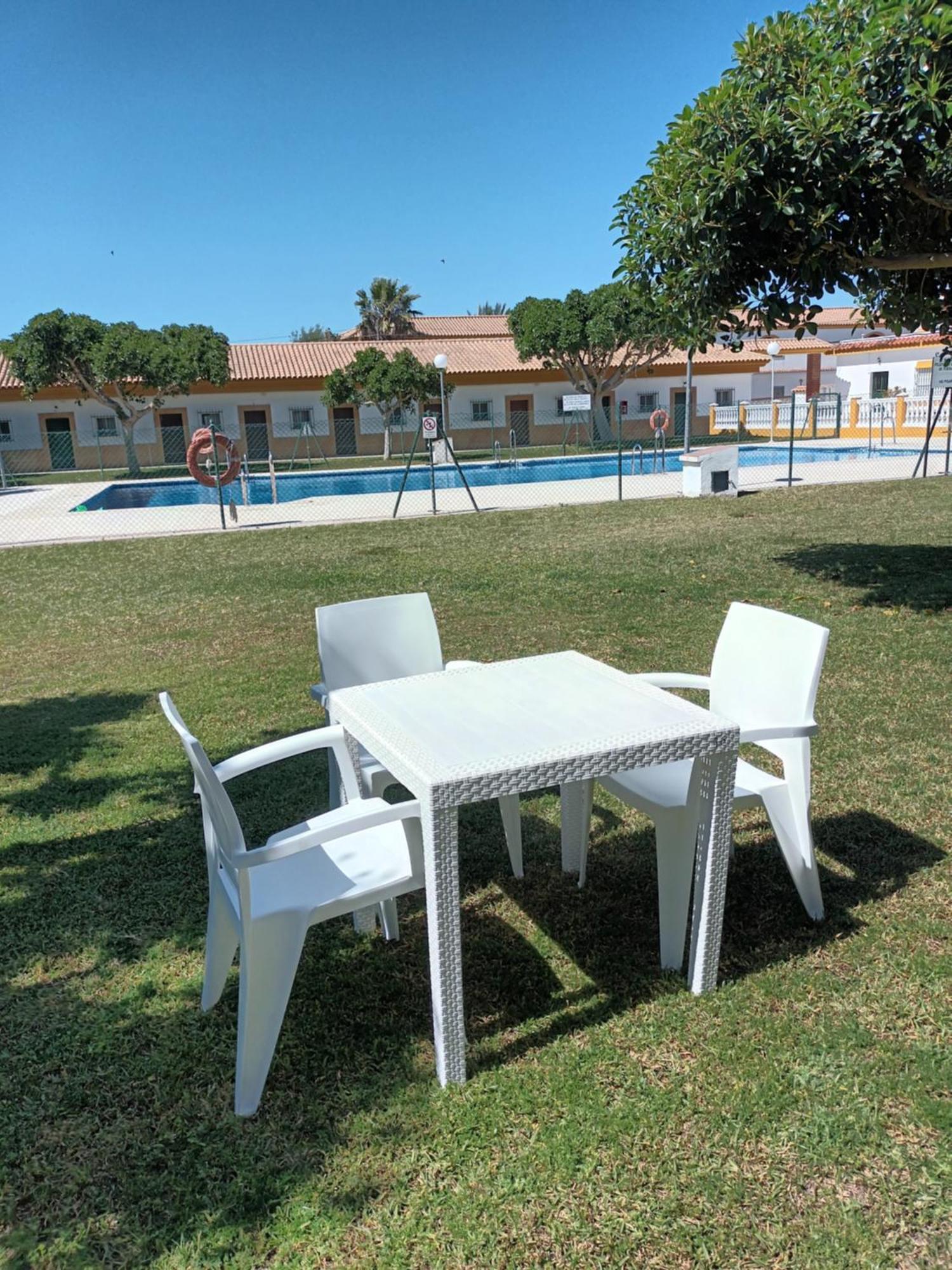 Hostal Los Mellizos Кониль-де-ла-Фронтера Экстерьер фото Outdoor furniture